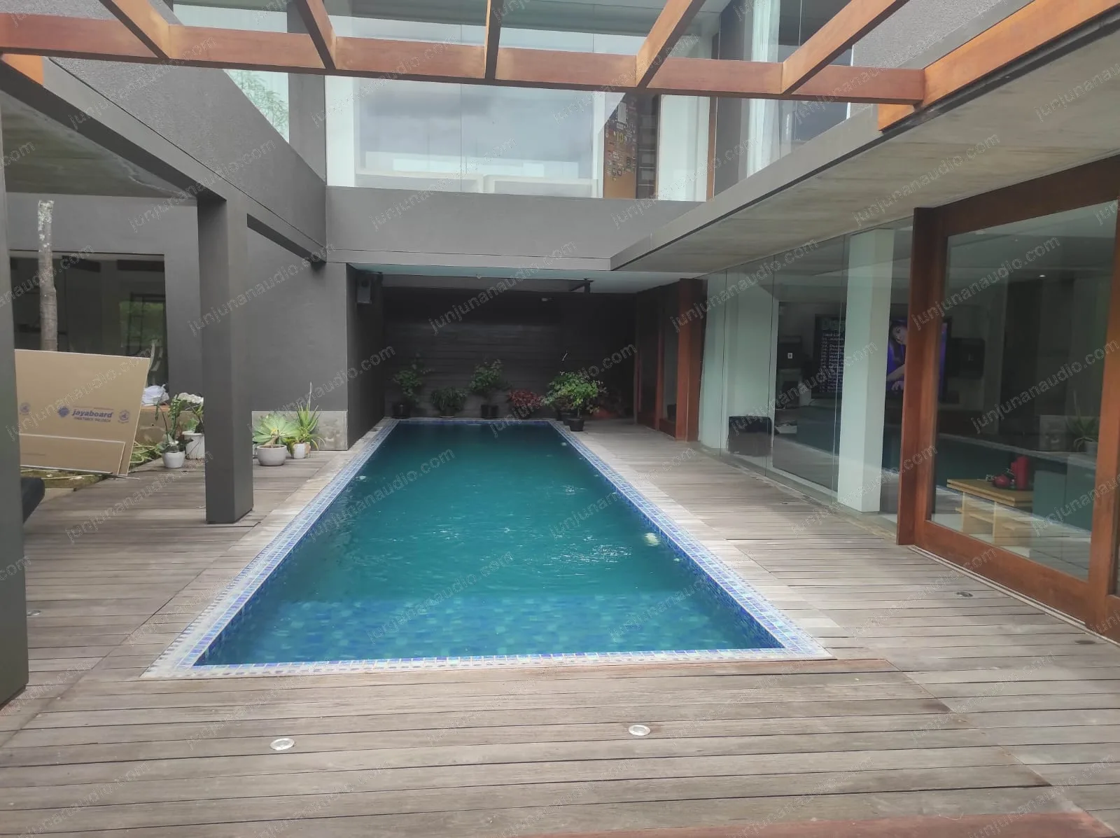 Ruang home theater dan karaoke Dago Resort 03